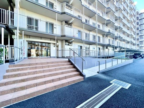 本厚木スカイハイツのエントランス|管理体制がよく清掃が行き届いています。
綺麗なエントランス！