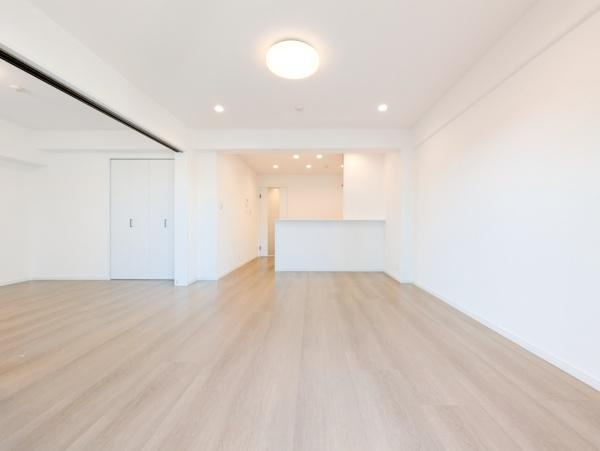 本厚木スカイハイツの居間・リビング|窓からは明るい光が差し込みます！
自然と家族が集まる空間です♪
