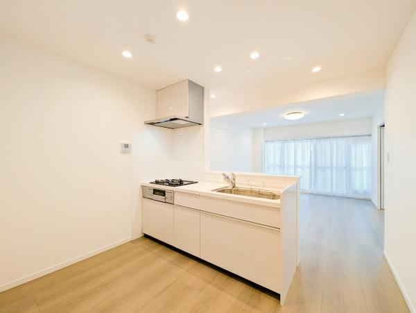 本厚木スカイハイツのキッチン|対面式のキッチンはお料理中でも家族とのお話も弾みます。
お天気の良い日は電気をつけなくても明るい設備充実のキッチン！
