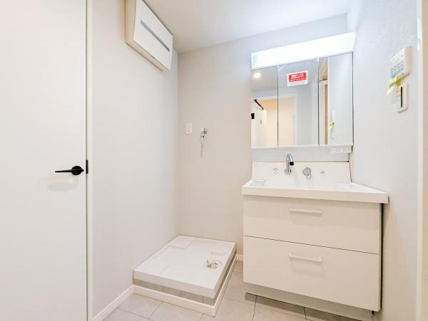 本厚木スカイハイツの独立洗面台|お化粧もしやすい三面鏡付き独立洗面台、
収納もしっかりあり、洗剤などもしまっておけます。

