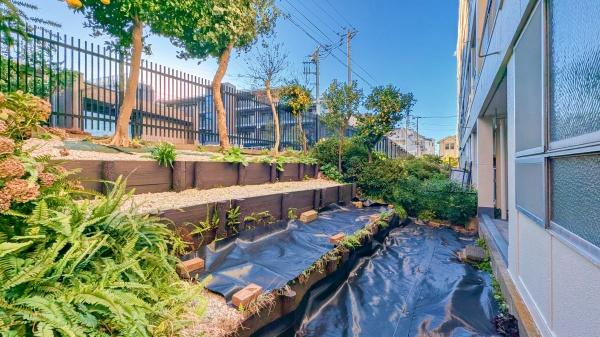 妙蓮寺コーポラスの庭|荷物を置くのもよし！お好きなお花を置いてみるのもよし！
色々な用途で使えるスペースです。
