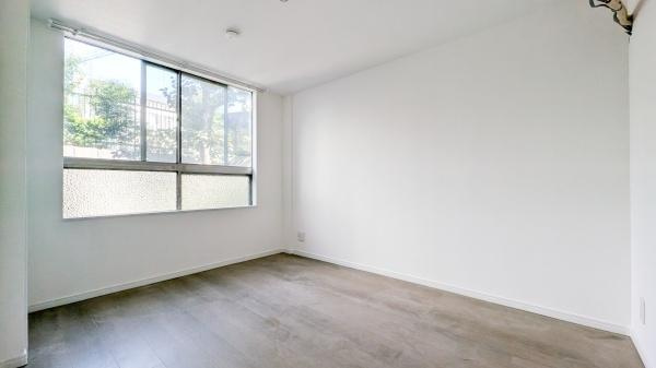 妙蓮寺コーポラスの洋室|窓からの光が嬉しい洋室です。
各居室収納もあり、荷物が多い方にも安心です♪