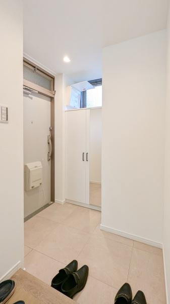 妙蓮寺コーポラスの玄関|広々とした玄関スペース！
収納豊富でスッキリと広く使うことができます。