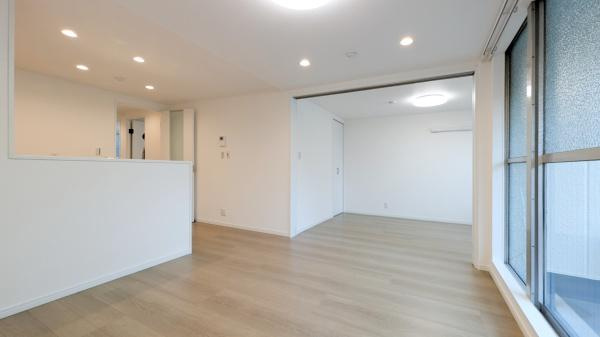 妙蓮寺コーポラスの居間・リビング|対面式のキッチンはお料理中でも家族とのお話も弾みます。
お天気の良い日は電気をつけなくても明るいリビング！
