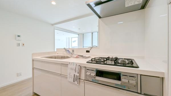 妙蓮寺コーポラスのキッチン|収納豊富なキッチン。
ここまで収納スペースがあるとキッチン周りをきれいに保てますね！