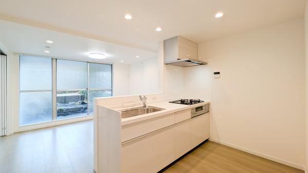 妙蓮寺コーポラスのキッチン|収納豊富なキッチン。
ここまで収納スペースがあるとキッチン周りをきれいに保てますね！