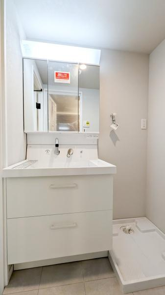 妙蓮寺コーポラスの独立洗面台|お化粧もしやすい三面鏡付き独立洗面台、
収納もしっかりあり、洗剤などもしまっておけます。

