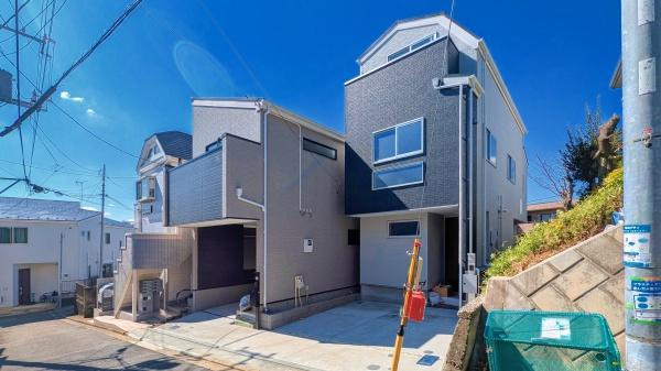 横浜市西区境之谷の新築一戸建の前面道路含む現地写真|車通りが少ない為、小さなお子様にも安心です。
是非一度、現地へ起こしください。

