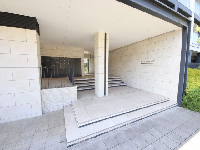 K-TERRACE学研奈良登美ヶ丘南棟のエントランス