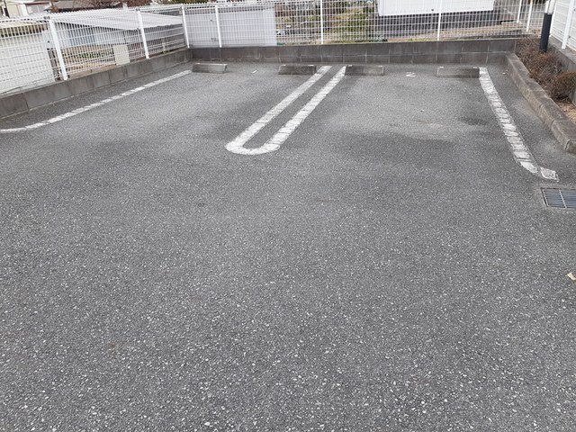 メゾンドエトワールの駐車場