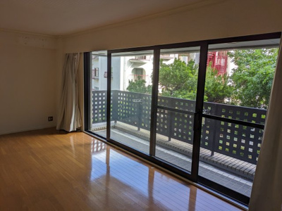 【居間・リビング】 | ラフィーヌ芦屋 | ゆったり過ごせる居間です