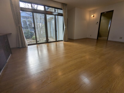 【居間・リビング】 | 藤原台北町２丁目　中古戸建 | 南向きでお庭の見えるリビングなので陽当り・通風良好です。