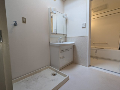 【独立洗面台】 | 藤原台北町２丁目　中古戸建 | シャワー付きの洗面台です。
