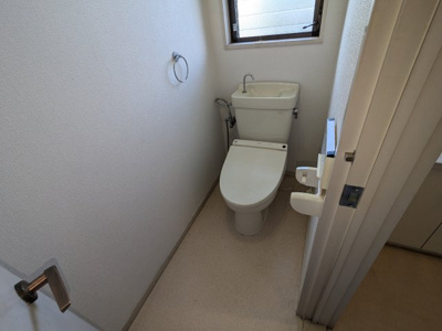 【トイレ】 | 藤原台北町２丁目　中古戸建 | 2階トイレ