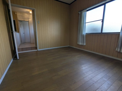 【洋室】 | 藤原台北町２丁目　中古戸建 | 2面に窓があるので風通しの良いお部屋です。