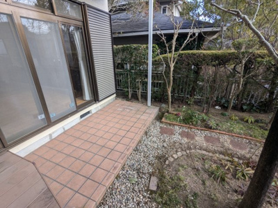 【庭】 | 藤原台北町２丁目　中古戸建 | 1階のリビングから出入りできます。