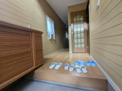 【玄関】 | 藤原台北町２丁目　中古戸建 | シューズボックス付きで玄関もすっきり片付きます。
