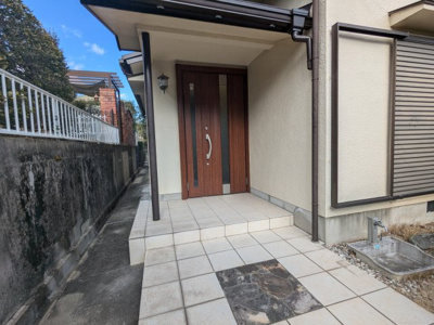 【玄関】 | 藤原台北町２丁目　中古戸建 | 庇があるので雨でも濡れずに済みます。