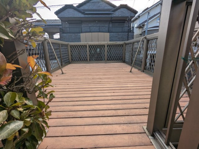 【設備】 | 藤原台北町２丁目　中古戸建 | カースペースの上がウッドデッキになっています。