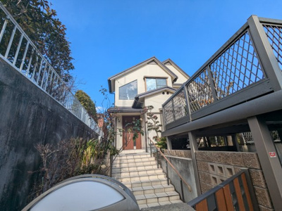 【外観】 | 藤原台北町２丁目　中古戸建 | 道路より高台にあるので通行人を気にせずに生活できます。