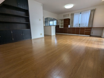 【居間・リビング】 | 藤原台北町２丁目　中古戸建 | LDK約20帖と広々しております。