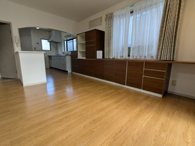 【居間・リビング】 | 藤原台北町２丁目　中古戸建 | 収納棚があるのでお部屋が片付きます。