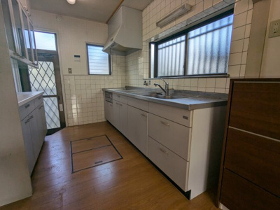 【キッチン】 | 藤原台北町２丁目　中古戸建 | 窓が多いので明るく換気もできます。