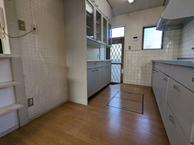 【キッチン】 | 藤原台北町２丁目　中古戸建 | 勝手口があるのでゴミ捨てなど便利です。床下収納もあります。