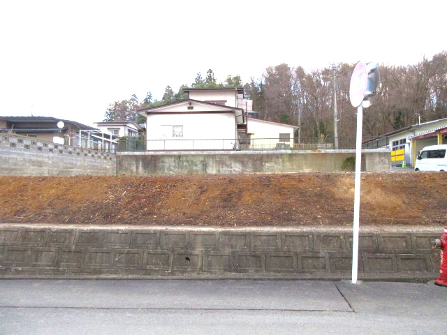 花巻市高木第20地割（高木団地内）　土地の外観|西側の道路からは高くなっています