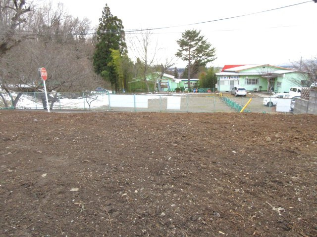 花巻市高木第20地割（高木団地内）　土地の外観|角地なので西側に隣接する建物は無く、写真に写っているのは幼稚園です。