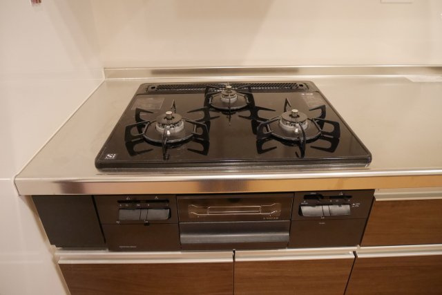 津山市勝間田町　１LDK戸建賃貸+ロフトの設備|システムキッチンのガスコンロ