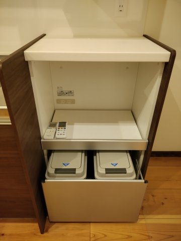 津山市勝間田町　１LDK戸建賃貸+ロフトのキッチン|ゴミ箱つき