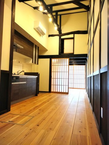 津山市勝間田町　１LDK戸建賃貸+ロフトの居間・リビング