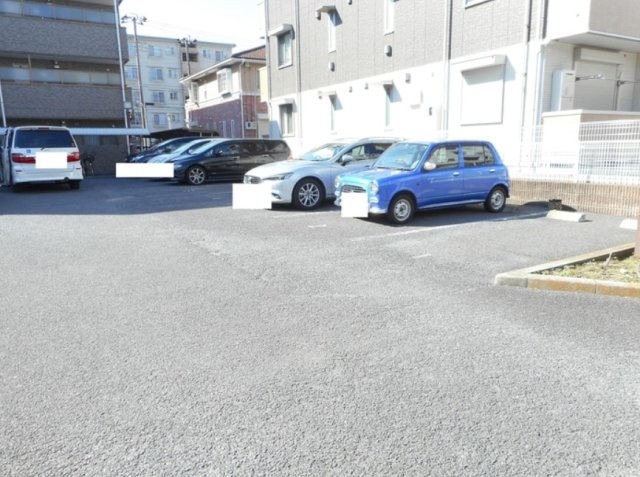 ファミール行徳の駐車場