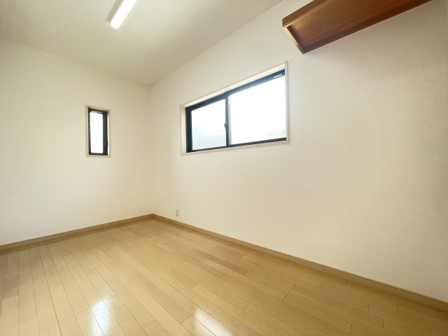 【収納】 | 菊池郡大津町大津　中古戸建 | ☆2階8畳の洋室と繋がる納戸☆窓もあり採光も入りますので色々な用途に活用できます☆