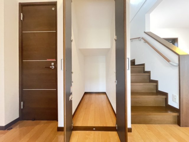 【内装】 | 菊池郡大津町大津　中古戸建 | ☆階段横に収納スペースがあります☆ストックや季節物の収納にも活用できます☆