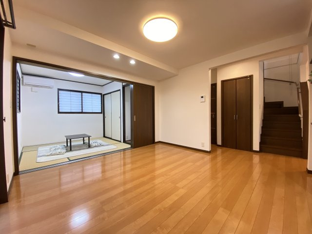 【居間・リビング】 | 菊池郡大津町大津　中古戸建 | ☆リビング内階段があり、ご家族内のコミュニケーションも◎☆