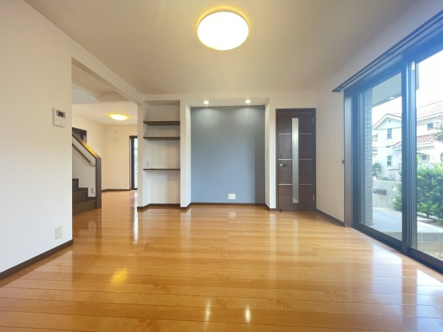 【居間・リビング】 | 菊池郡大津町大津　中古戸建 | ☆温かな雰囲気のリビングルーム☆