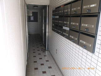 【エントランス】 | 一階部分に集合ポスト有。