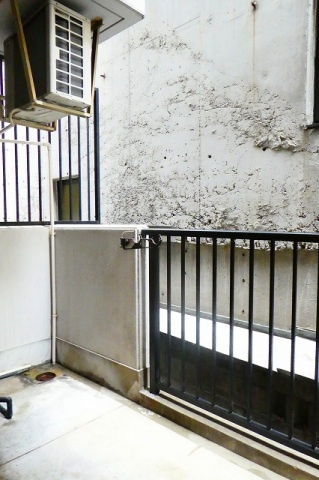 トランプ並木のバルコニー|外からの目が気にならないバルコニーで洗濯物が干せます