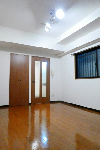 トランプ並木の居間・リビング|こちらのリビングで趣味の時間をお楽しみください