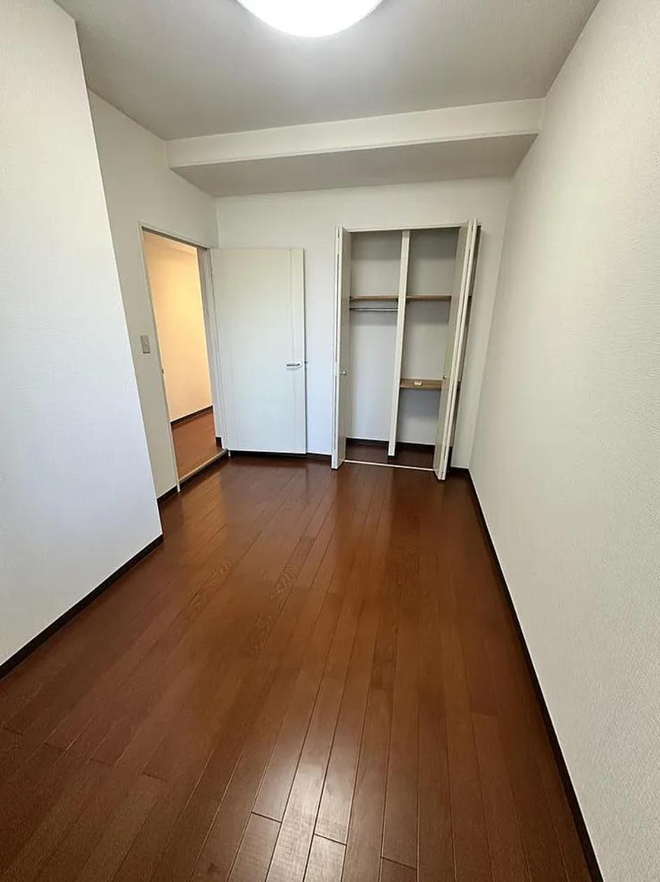 メイプルパークスクエア東2番街の洋室|洋室5.1帖　クローゼット
■物件内覧・資金計画相談・住宅ローン相談、リフォーム相談、お問合せ受付中■
※当日・翌日のご内覧、ご相談はお電話でのお問合せがスムーズです！