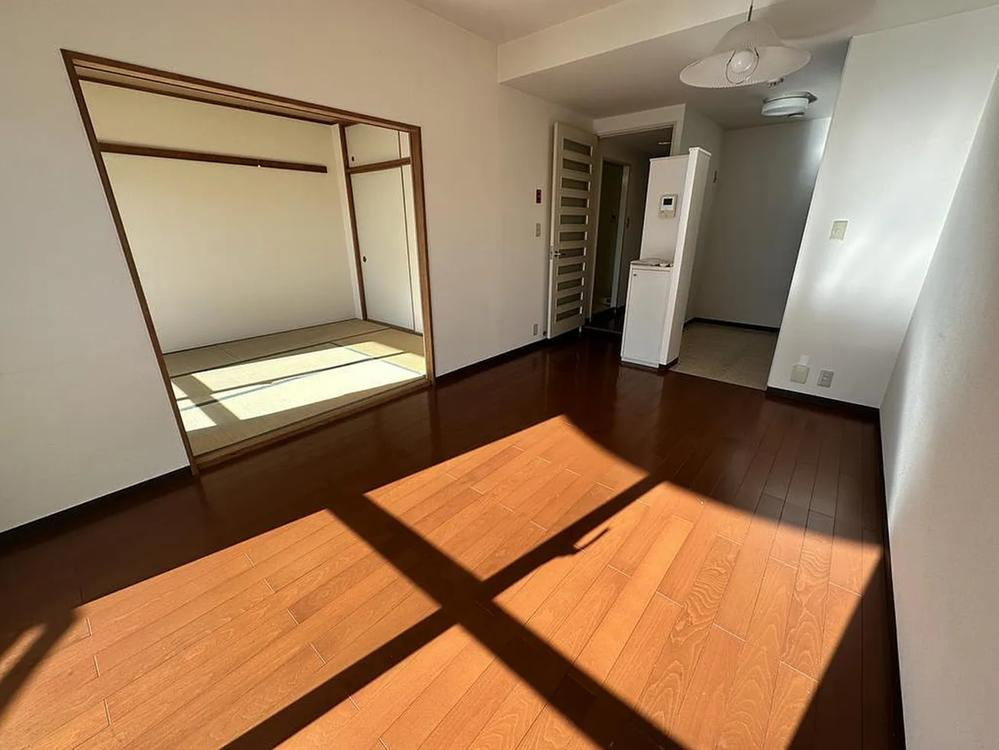 メイプルパークスクエア東2番街の居間・リビング|LDK10.7帖　南西向き
■物件内覧・資金計画相談・住宅ローン相談、リフォーム相談、お問合せ受付中■
※当日・翌日のご内覧、ご相談はお電話でのお問合せがスムーズです！