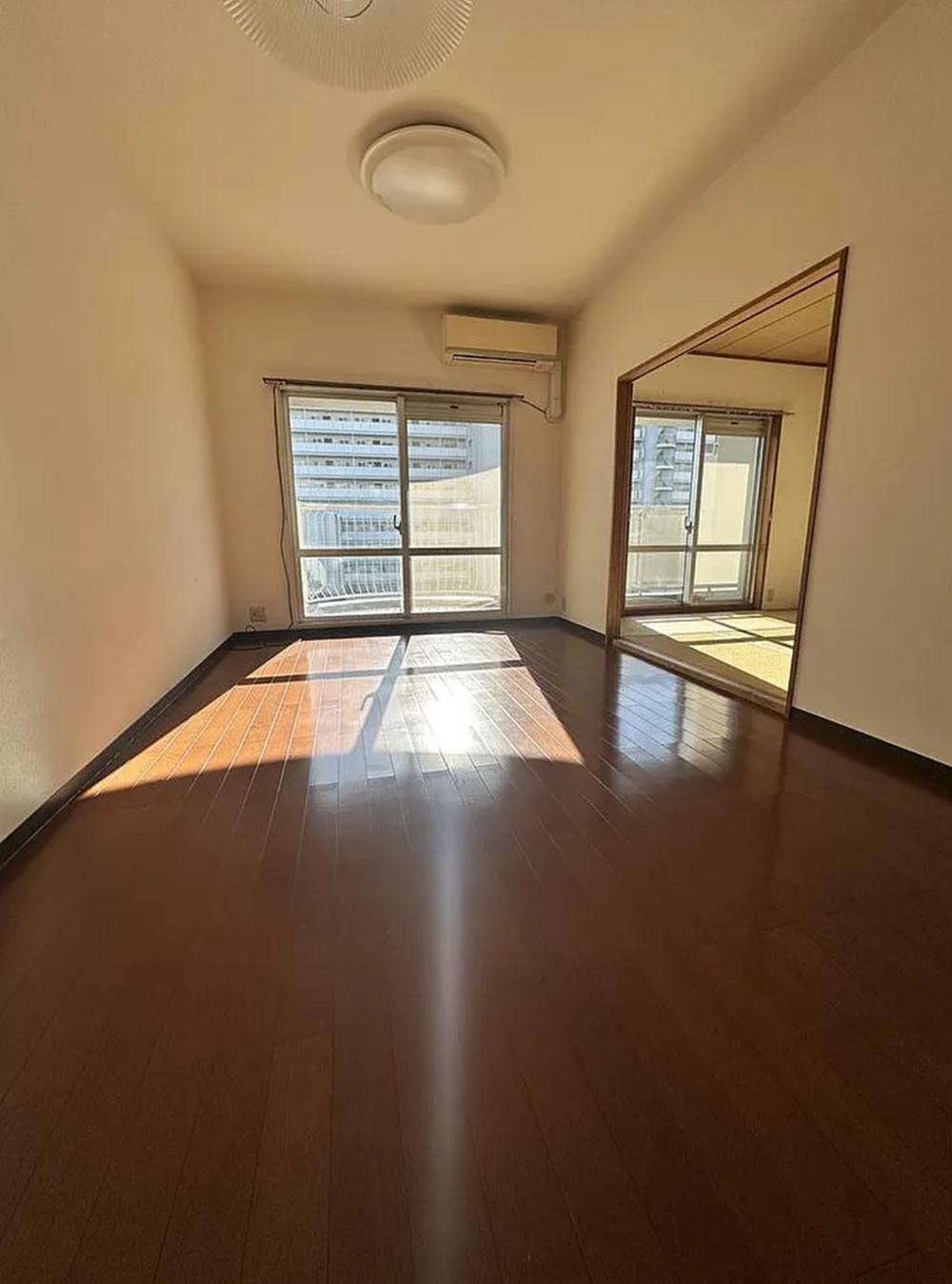 メイプルパークスクエア東2番街の居間・リビング|LDK10.7帖　陽当たり良好
■物件内覧・資金計画相談・住宅ローン相談、リフォーム相談、お問合せ受付中■
※当日・翌日のご内覧、ご相談はお電話でのお問合せがスムーズです！