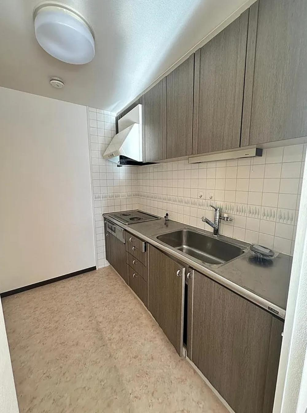 メイプルパークスクエア東2番街のキッチン|システムキッチン　IHクッキングヒーター
■物件内覧・資金計画相談・住宅ローン相談、リフォーム相談、お問合せ受付中■
※当日・翌日のご内覧、ご相談はお電話でのお問合せがスムーズです！