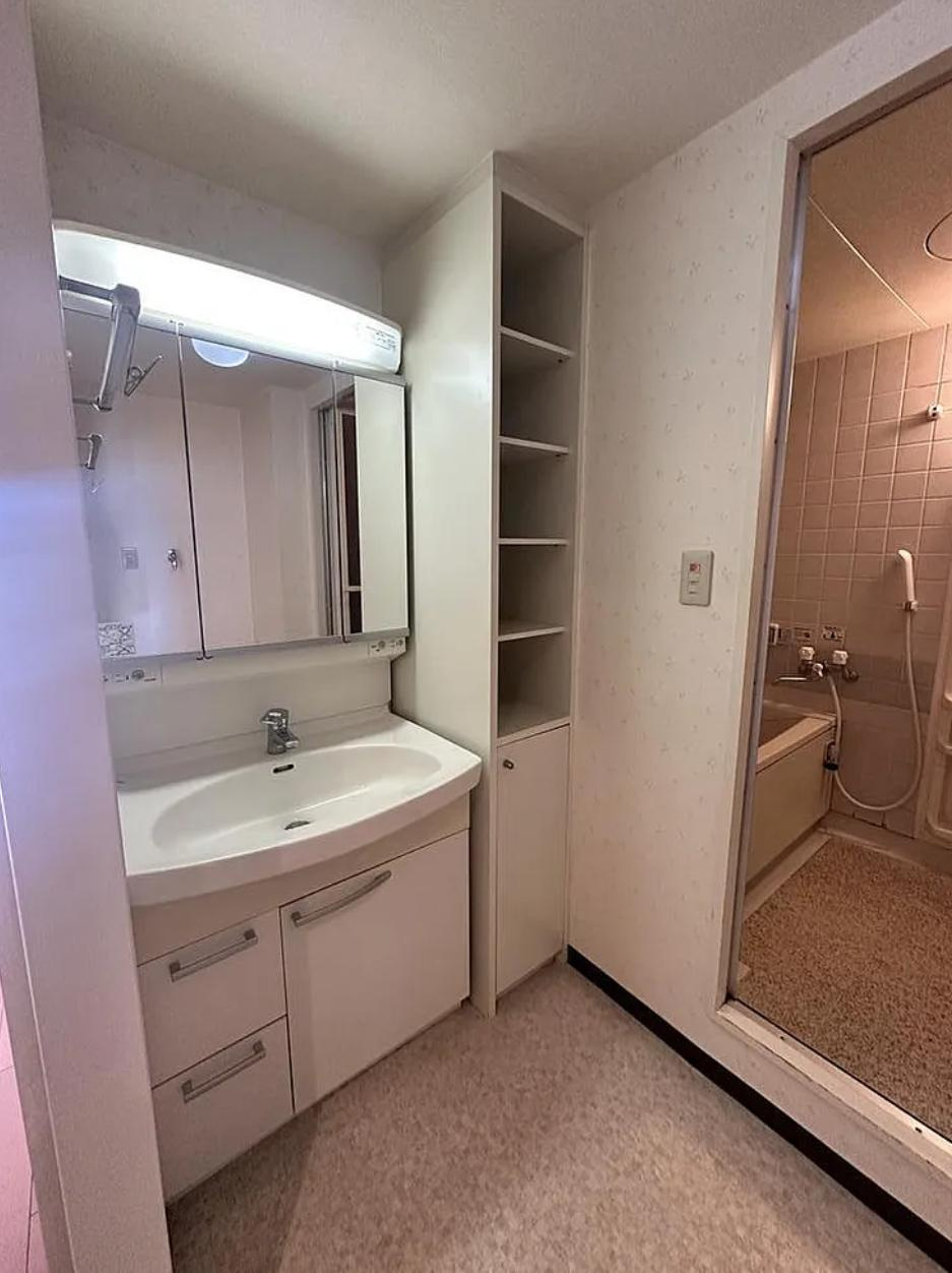 メイプルパークスクエア東2番街の独立洗面台|3面鏡付き洗面化粧台
■物件内覧・資金計画相談・住宅ローン相談、リフォーム相談、お問合せ受付中■
※当日・翌日のご内覧、ご相談はお電話でのお問合せがスムーズです！