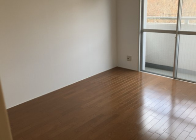 【洋室】 | グリーンタウン宮の里１－２号棟 | 洋室のメリットは重い家具が置きやすく、身の回りが整理しやすいことです。 床がフローリングのため畳とは異なり凹みにくいです。 クローゼットなど収納が豊富で、普段使わない旅行カバンや服の整頓も簡単にです。