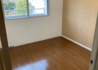 【寝室】 | グリーンタウン宮の里１－２号棟 | 寝室でゆっくりと過ごすためにはベッド周りの適度な空間を担保することや窓の位置、照明の明るさ、寝室の広さなどを考える必要があります。自身や家族の構成とライフスタイルに併せて寝室にする部屋を選びましょう！