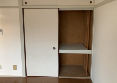 【収納】 | グリーンタウン宮の里１－２号棟 | デザイン性を重視しすぎて収納が少なかった！なんてことにならないため、事前に現地で収納の数を確認しておくことをお勧めします。クローゼット以外にも床下収納や屋根裏収納、パントリーなどもチェックしましょう。