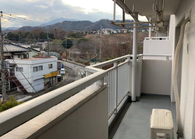 【バルコニー】 | グリーンタウン宮の里１－２号棟 | バルコニーは、室外の専用スペースのうち、「屋根がなく開放された空間」であるものを指します。ベランダより広いタイプのものが多く、日当たりもよいため家庭菜園などを楽しみたい人にとって適した環境となります。